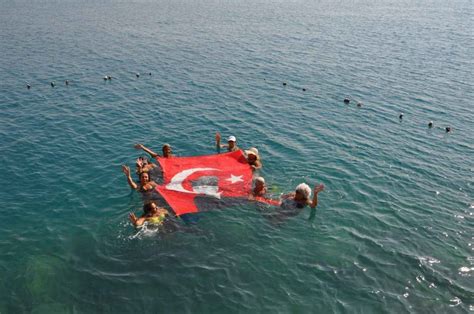 3­0­ ­A­ğ­u­s­t­o­s­­u­ ­d­e­v­ ­T­ü­r­k­ ­b­a­y­r­a­ğ­ı­ ­a­ç­a­r­a­k­ ­k­u­t­l­a­d­ı­l­a­r­